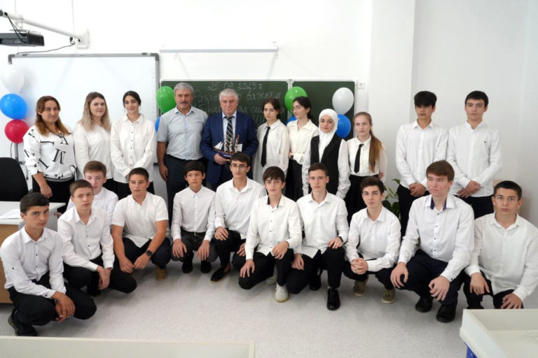Юсуп Умавов провел «Разговор о важном» с учениками новой школы