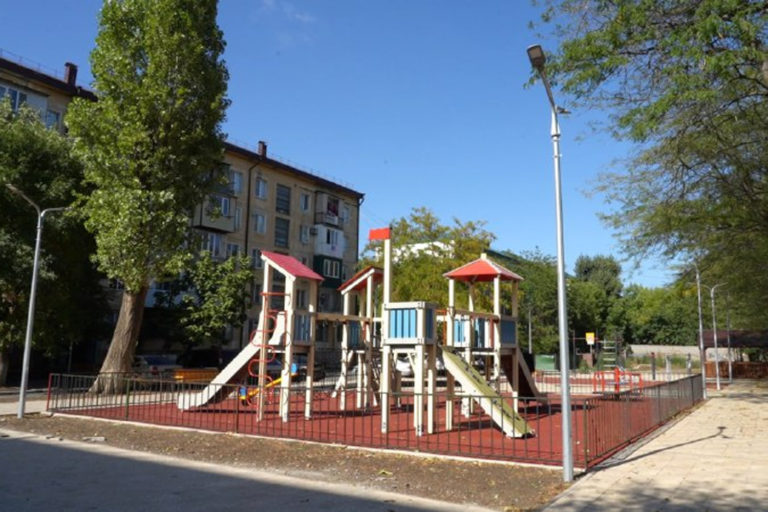 Завершается ремонт дворовой территории