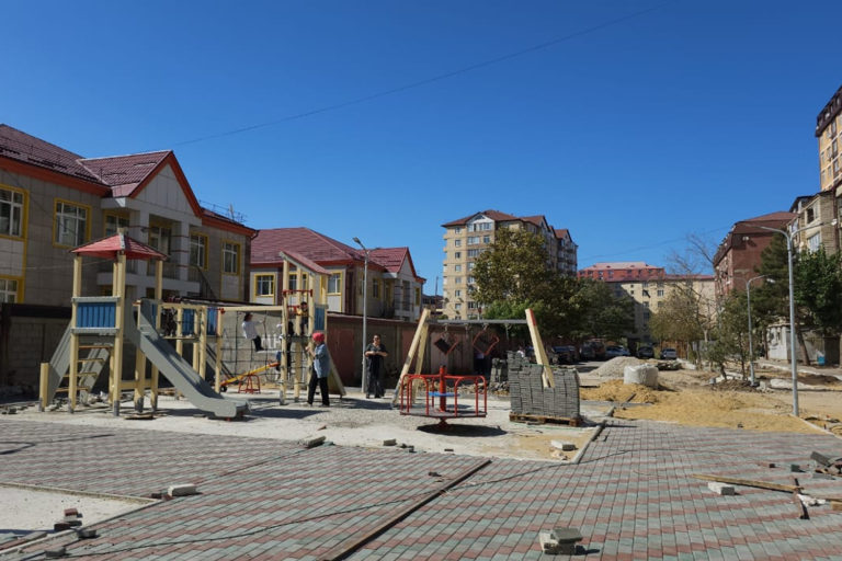 На улице Каммаева ремонтируют дворовые территории
