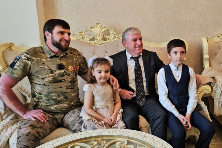 Мэр Махачкалы навестил раненого участника СВО