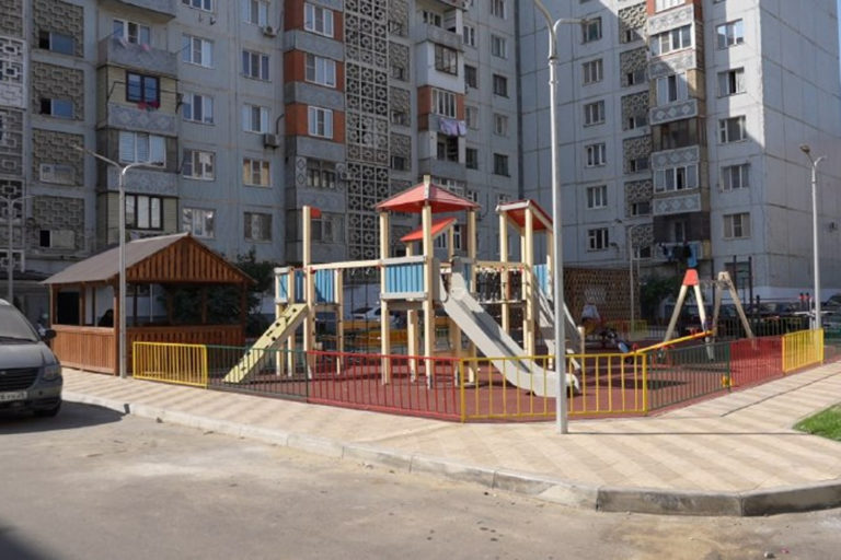 Глава города осмотрел отремонтированные дворовые территории