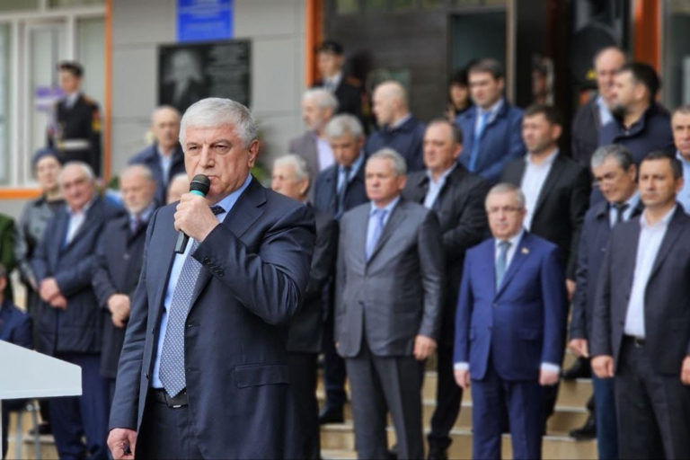 Гимназию №7 назвали в честь почетного председателя Госсовета РД