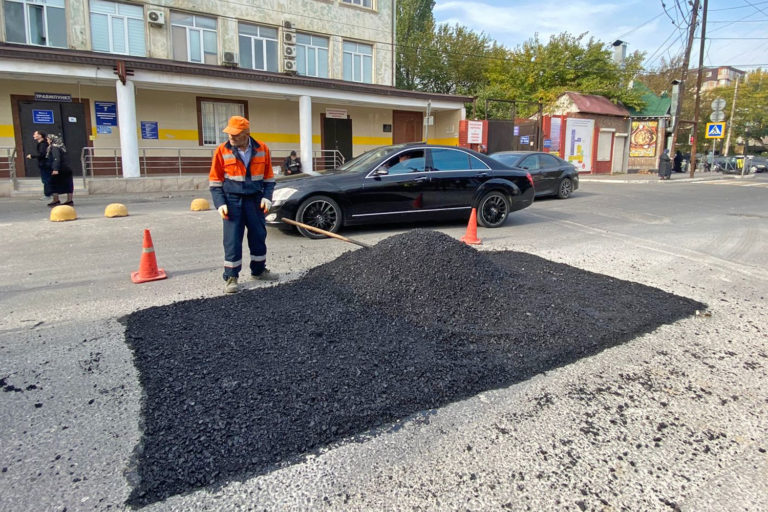 Городские коммунальщики проводят ремонт на столичных улицах