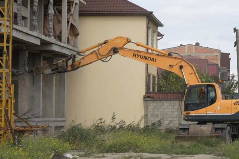 По поручению главы города продолжается работа по пресечению самовольного строительства