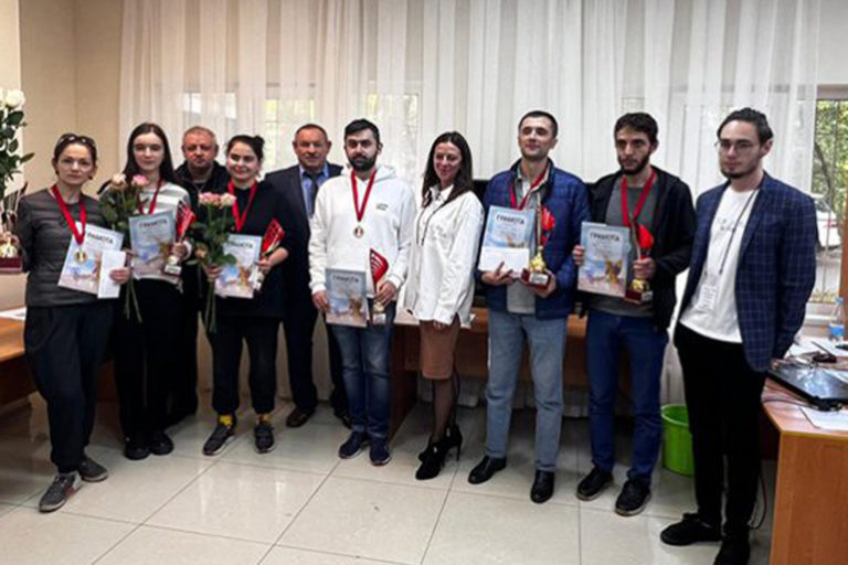 Победительница Чемпионата СКФО по быстрым шахматам А. Абакарова