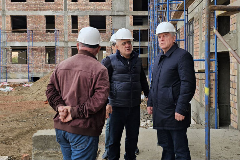 Юсуп Умавов осмотрел строящиеся соцобъекты