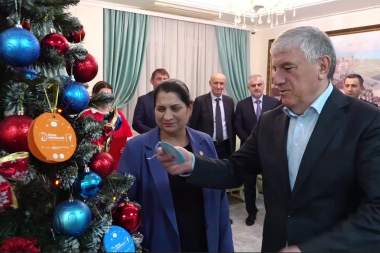 Юсуп Умавов присоединился к акции «Елка желаний»