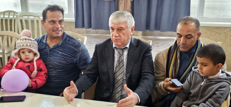 Глава Махачкалы посетил беженцев из Сектора Газа