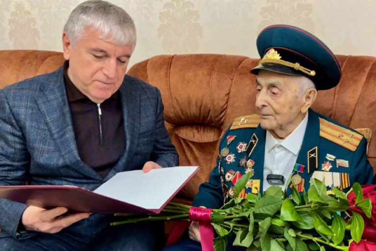 Юсуп Умавов поздравил ветерана войны с юбилеем