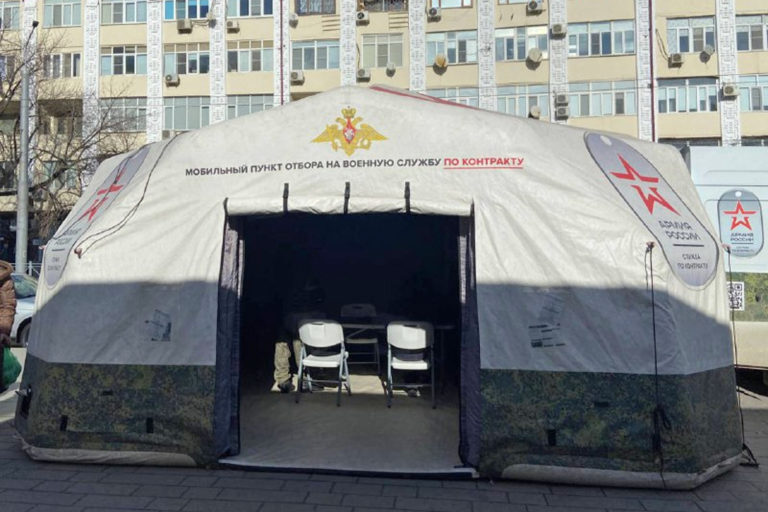 В Махачкале продолжает работу мобильный пункт отбора на военную службу по контракту