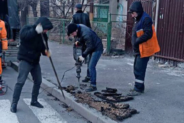 Идут работы по формированию безбарьерной среды на тротуарах города