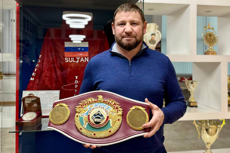 Султан Ибрагимов передал свой пояс WBO музею спорта Дагестана