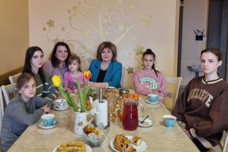 Депутат Эльмира Абиева поздравила многодетную мать с 8 Марта