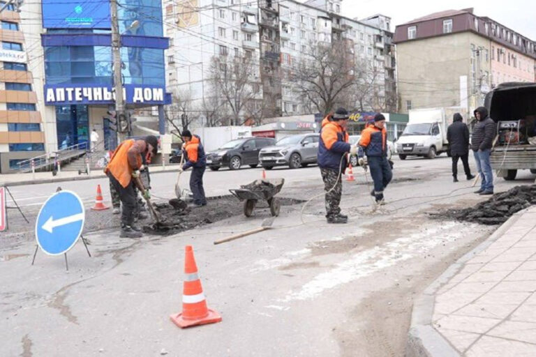 На центральных улицах города приступили к восстановлению дорожного полотна
