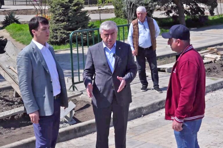 Глава Махачкалы проинспектировал реконструкцию на общественных пространствах города