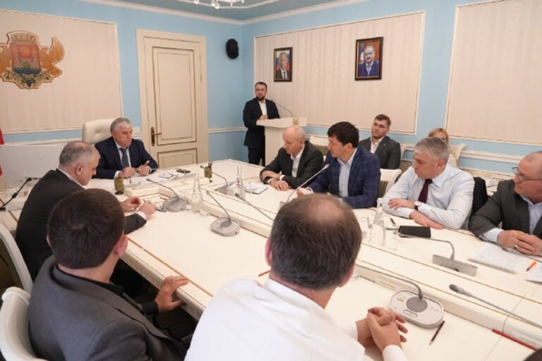 Мэр Махачкалы обсудил подготовку к туристическому сезону