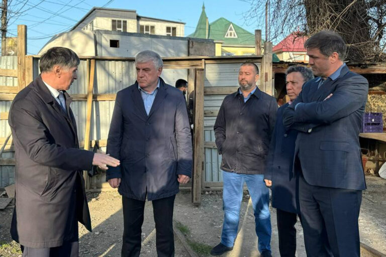 Глава Махачкалы осмотрел улицы, на которых планируется провести реконструкцию