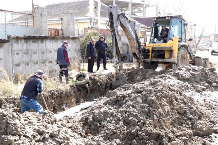 Замена водопроводной трубы проводится на улице Каммаева