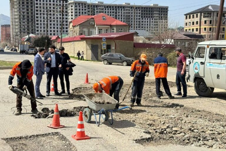 В Махачкале ведутся работы по благоустройству улицы Хуршилова