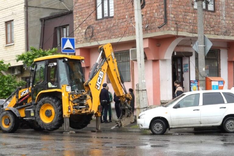 Продолжается работа по освобождению тротуаров общего пользования