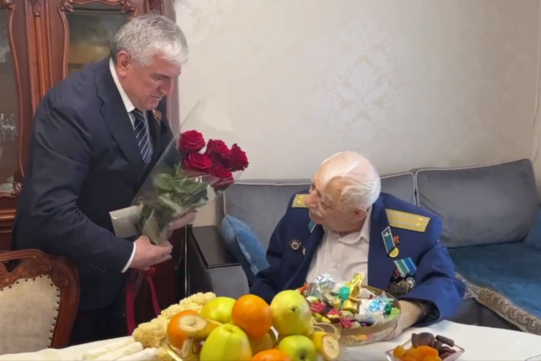 Мэр Махачкалы поздравил ветерана с наступающим Днем Победы