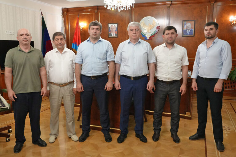 Юсуп Умавов и Арсен Айдиев проводили добровольцев, заключивших контракт с батальоном «Каспий»