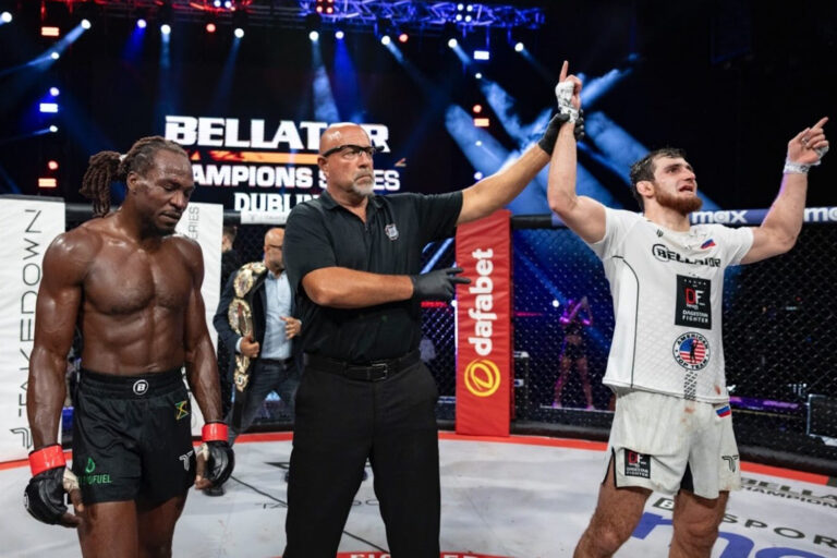 Курамагомедов победил Джексона и стал чемпионом Bellator
