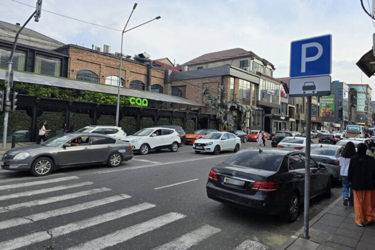 Власти столицы изменили правила парковки на центральной улице
