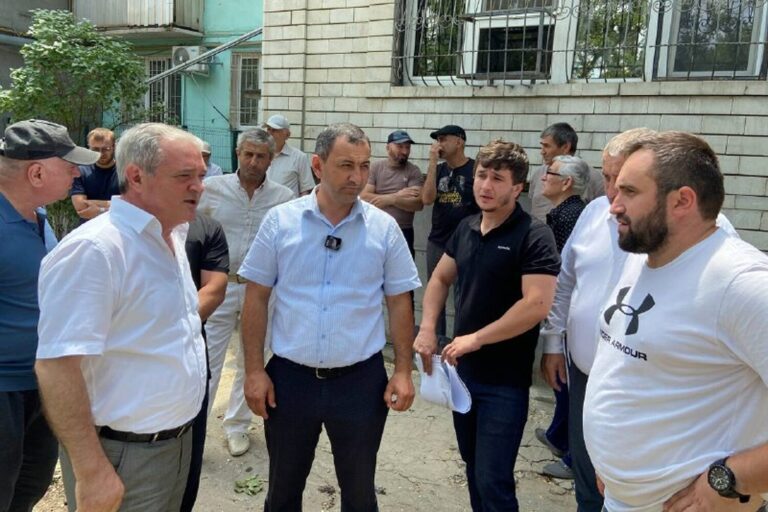 Работники администрации и депутаты города проверили ход благоустройства дворовой территории