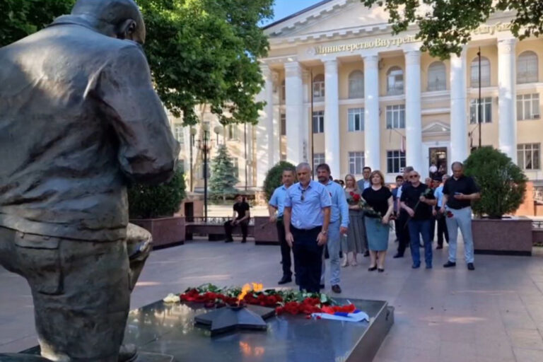 Депутаты приняли участие в акции скорби