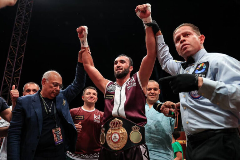 Гаджимагомедов стал полноценным чемпионом WBA, а Батыргазиев завоевал временный пояс