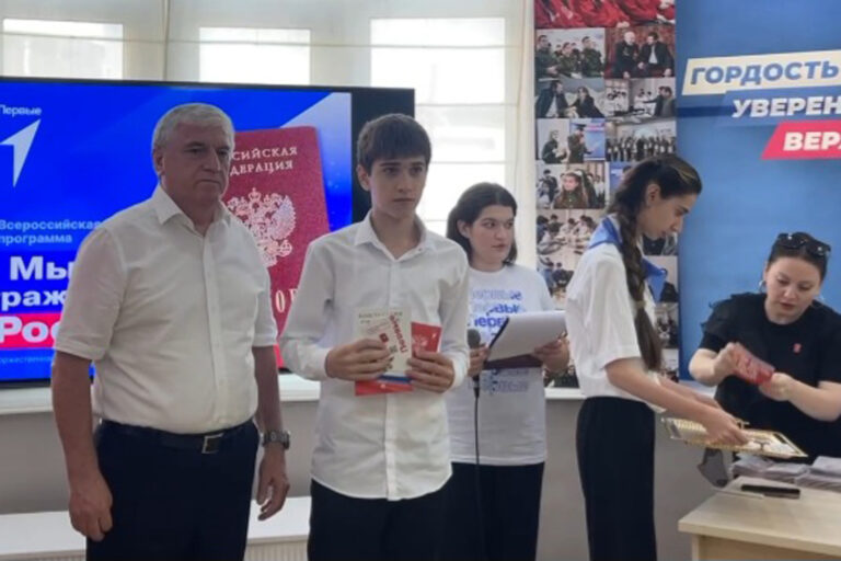 Мэр Махачкалы вручил паспорта юным активистам