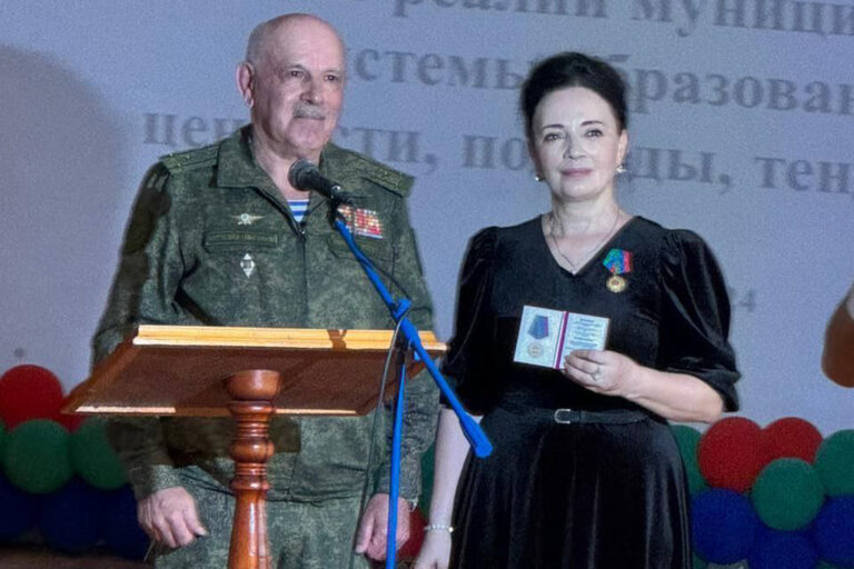 Талантливый педагог и прирожденный лидер: Зулгижат Абдулжелилову наградили медалью ТОКСа