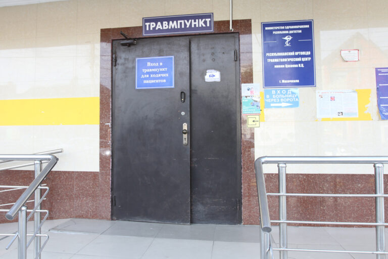 Руки, ноги, головы и… два врача
