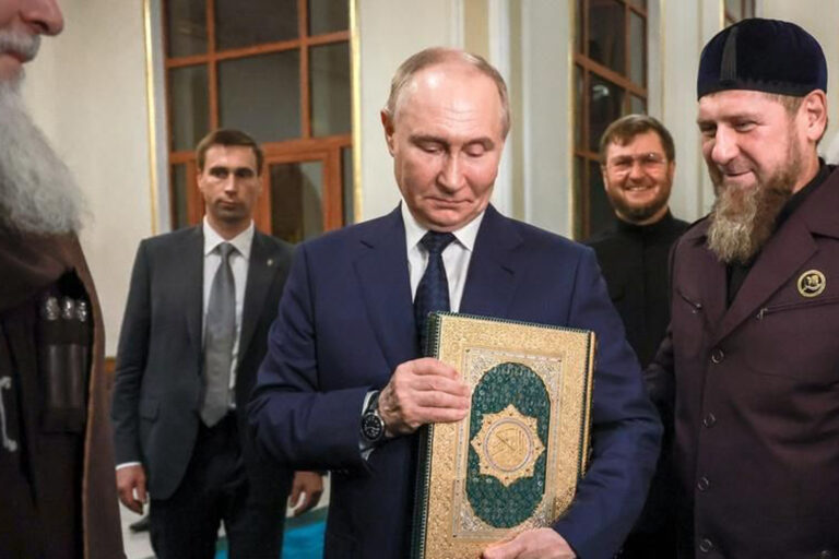 Видео с Путиным, целующим Коран, облетело исламский мир