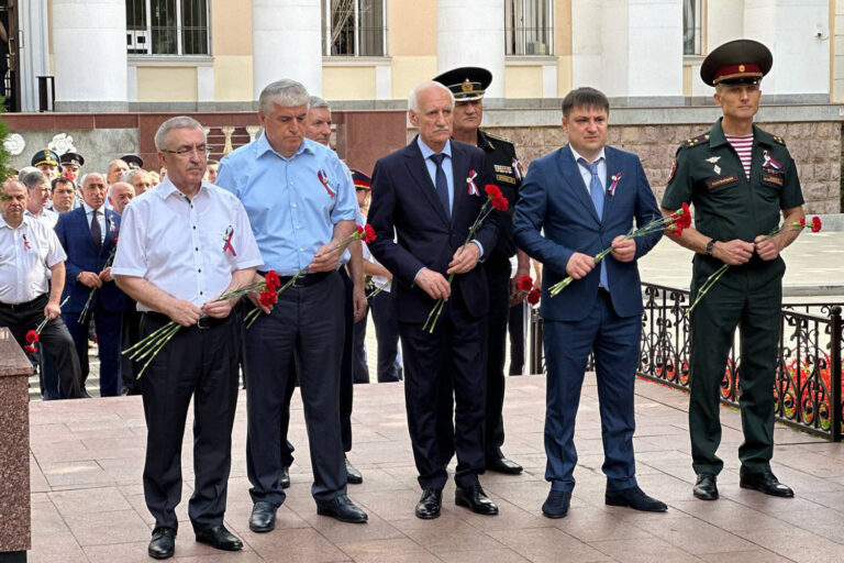Юсуп Умавов возложил цветы к мемориалу погибшим сотрудникам правоохранительных органов