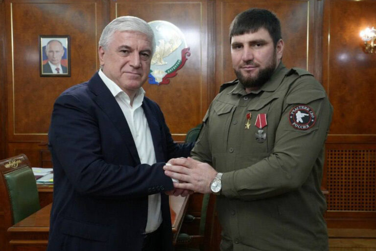 Мэр Махачкалы встретился с участником СВО