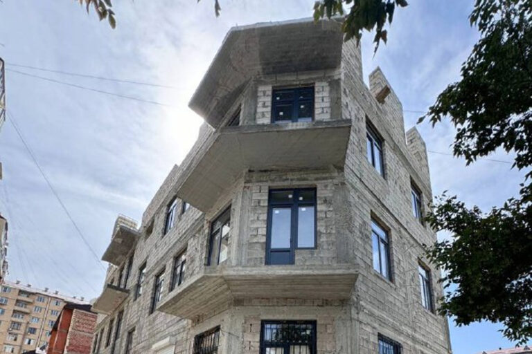 Трехэтажный каркас подлежит сносу