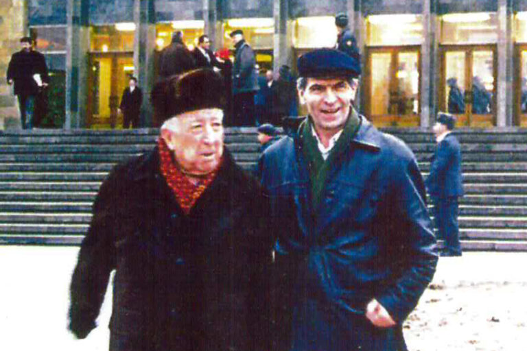 Расулу Гамзатову