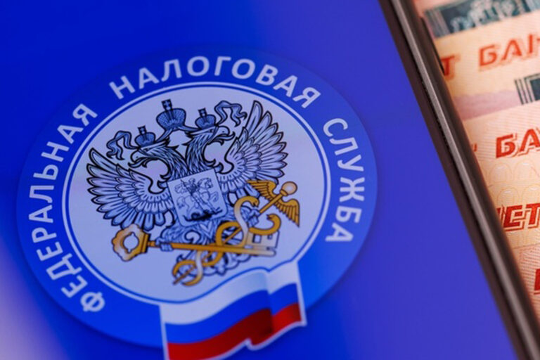 Россияне начали получать уведомления об уплате налога на вклады. Кто, как и сколько должен платить?
