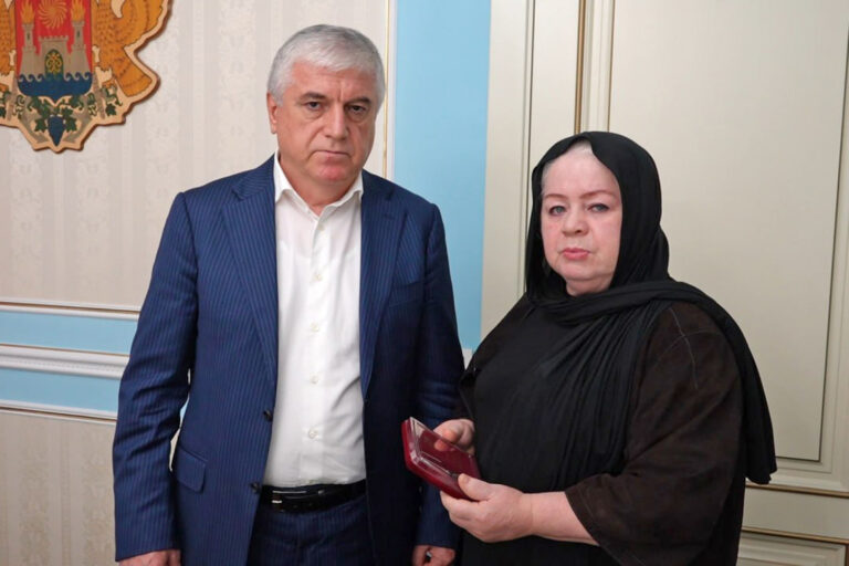 Юсуп Умавов передал награды родственникам погибших в зоне проведения СВО