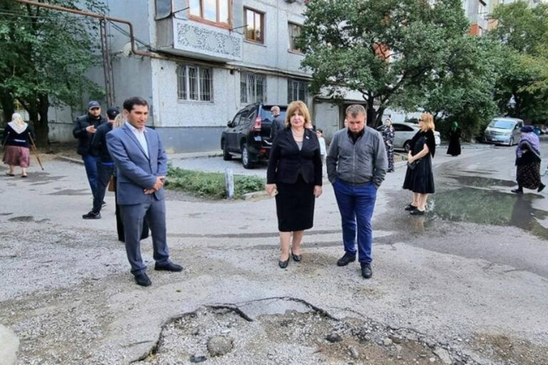 Депутаты Махачкалы проводят «Встречи во дворах»