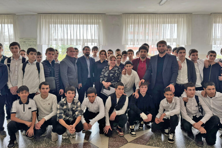 Депутаты побеседовали с учащимися об актуальных проблемах