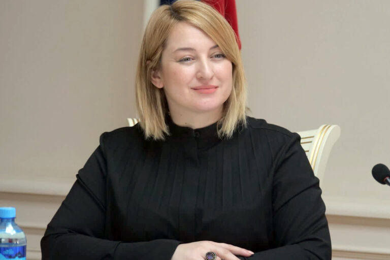 Всегда хотелось людям помогать