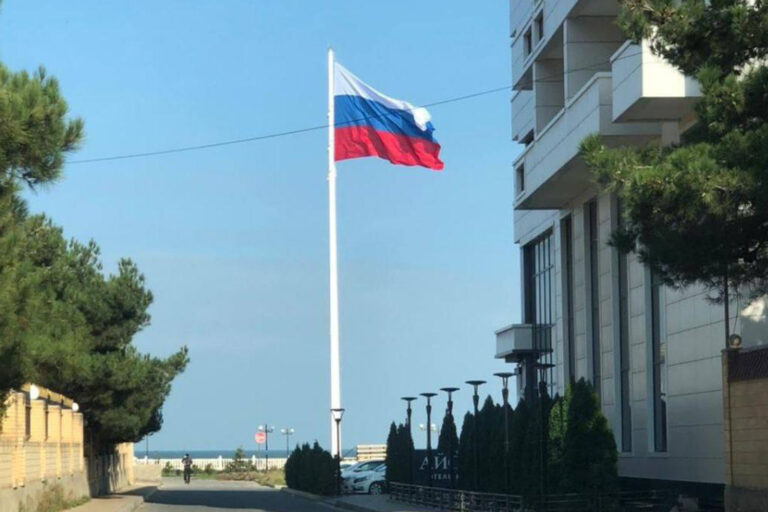 Российский триколор развевается над парком Каспийска