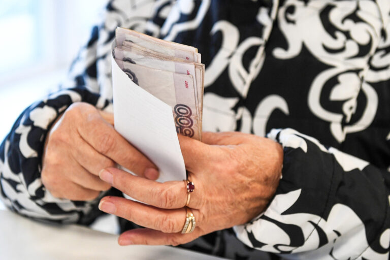 Доплата к пенсии после 80 лет: какие есть льготы и как их получить