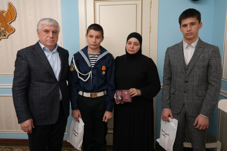 Юсуп Умавов провел встречу с семьями погибших участников СВО