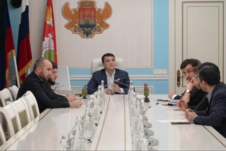 1-й замглавы города провел совещание, посвященное подготовке празднования Нового года