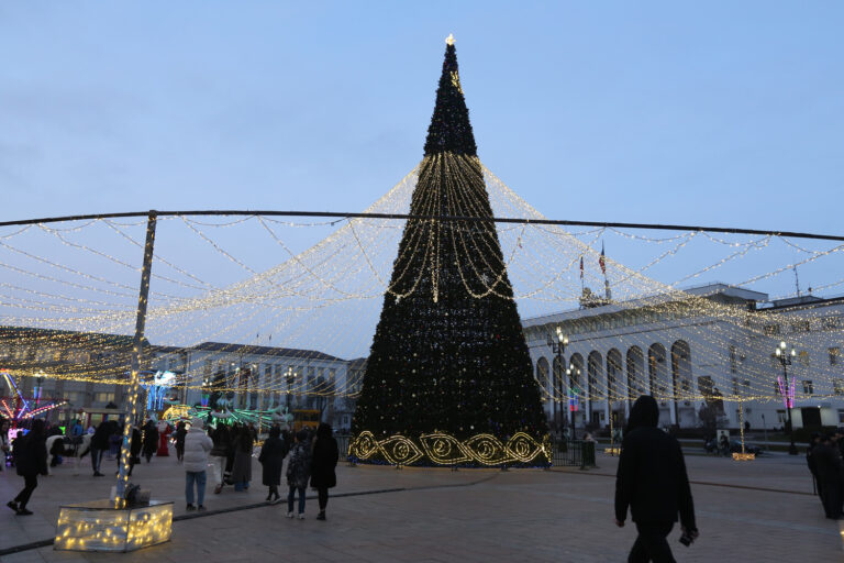 На центральной площади Махачкалы открыли главную елку республики
