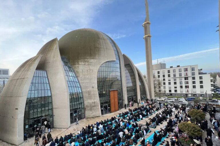 В Кёльне продолжат провозглашать азан по громкоговорителю